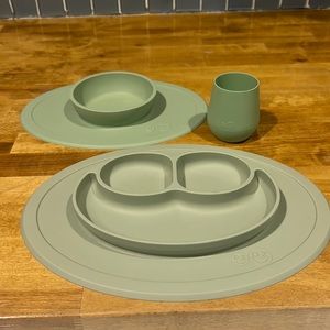 Expo Baby led weaning silicon bowl, weighted cup, and plate.